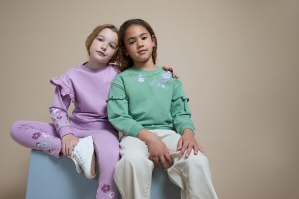 Conjunto de Sudadera y Pantalón con Detalles Florales – Colección Newness - Imagen 2